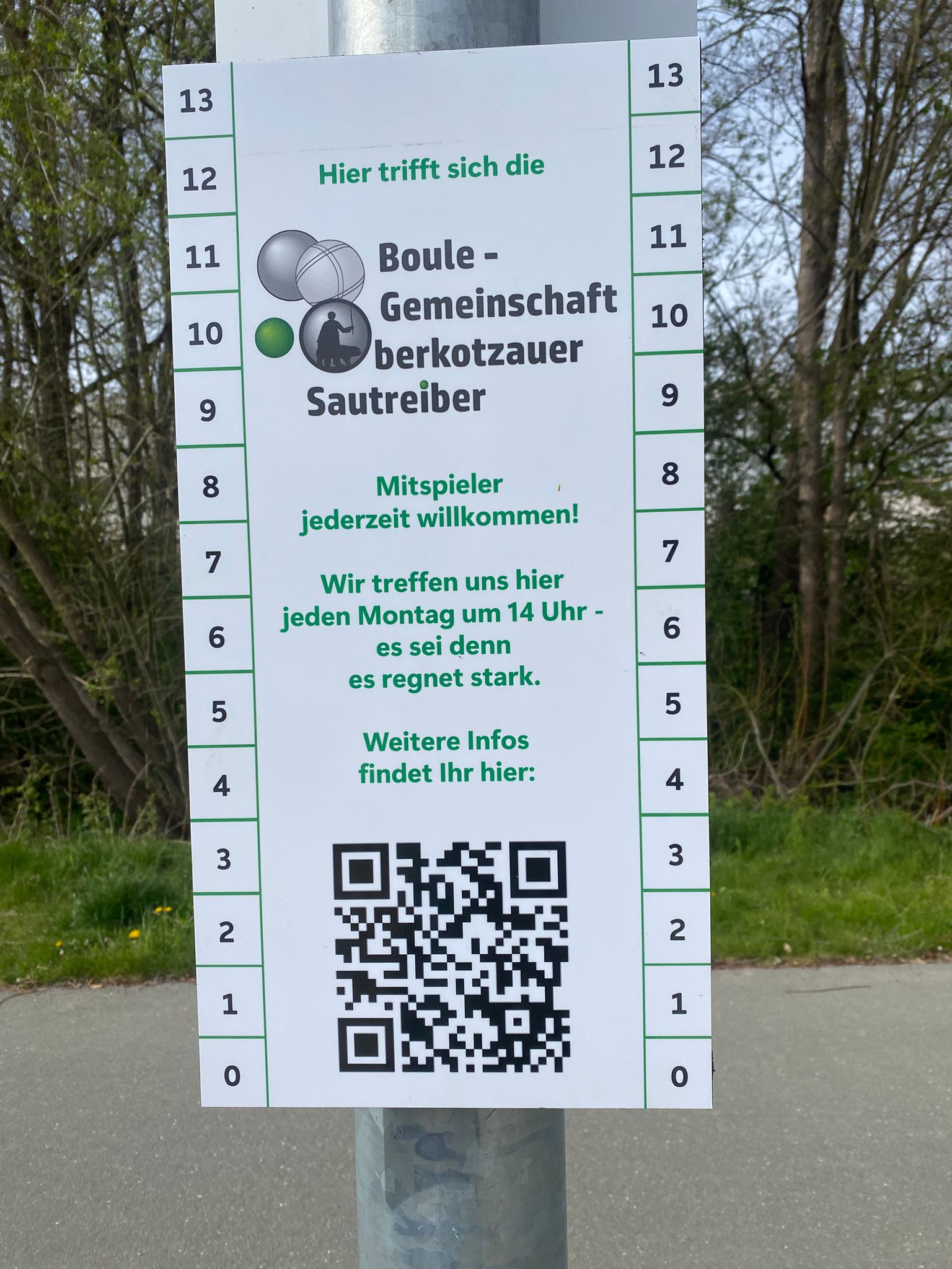 Neue Tafel an der Boule-Bahn